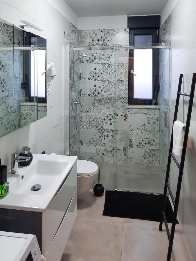 Enjoy Pula - New Apt With Terrace And Free Parking Garage エクステリア 写真